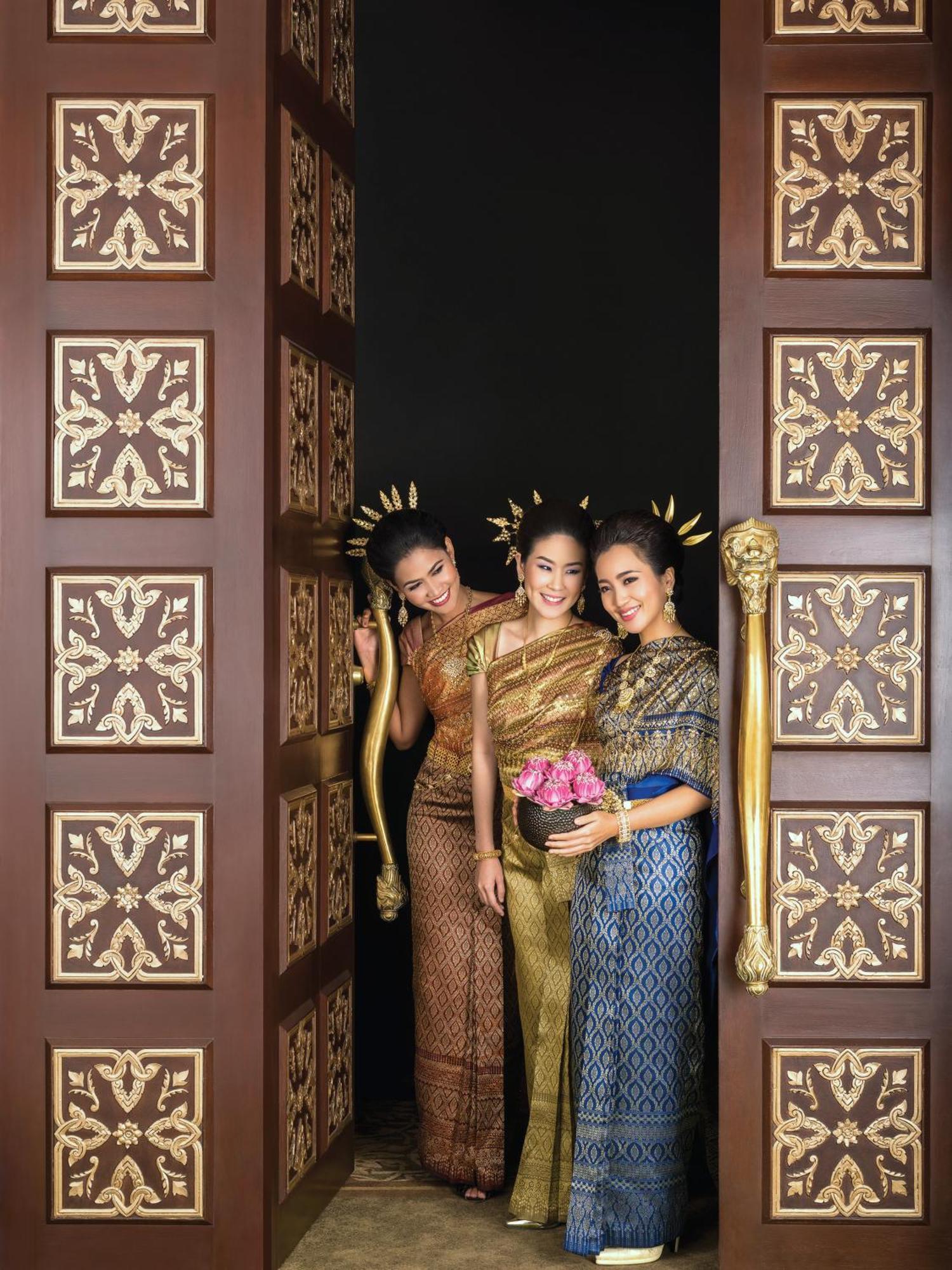 โรงแรมดุสิต โดฮา ภายนอก รูปภาพ Thai women in traditional dress