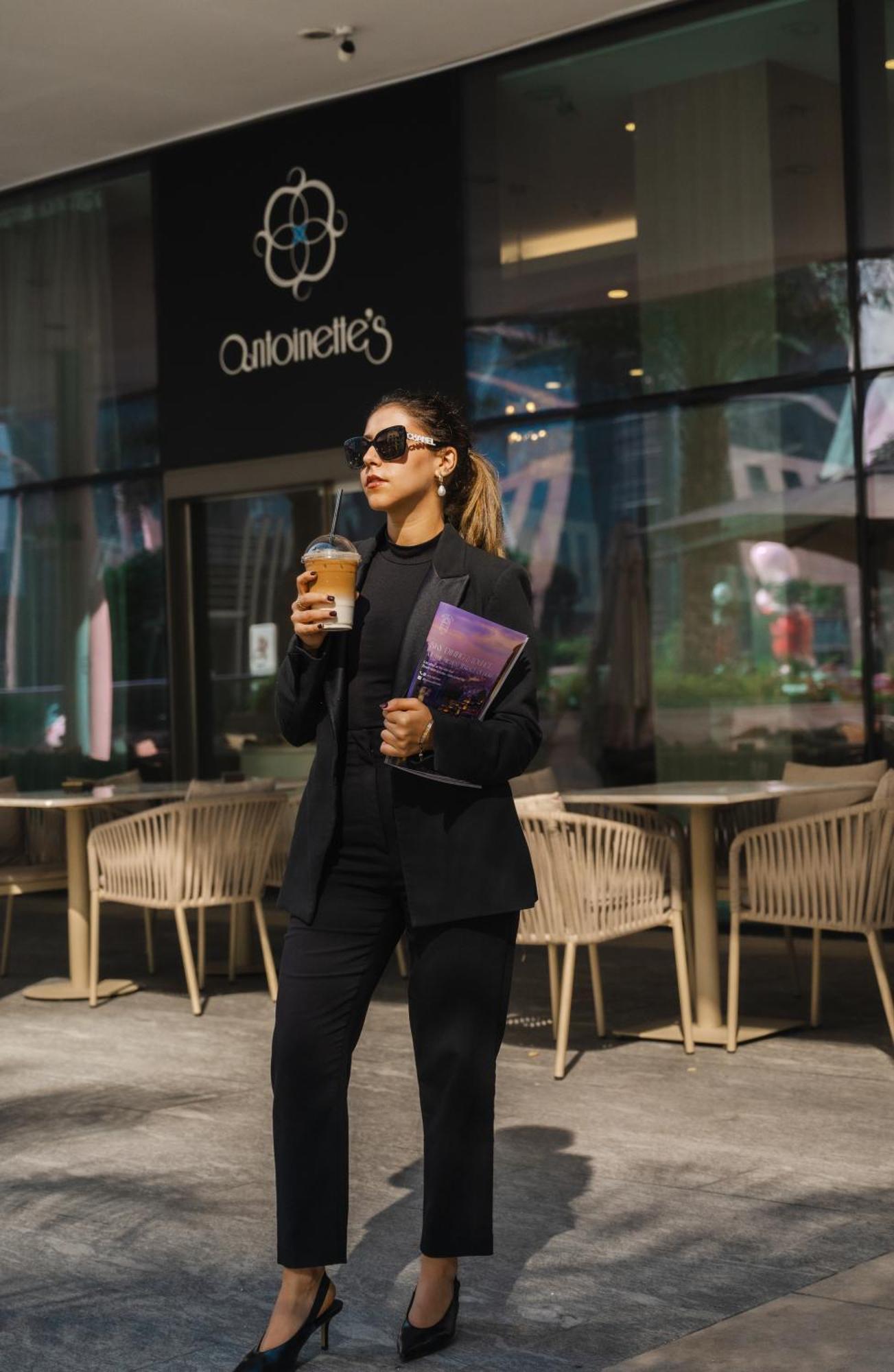 โรงแรมดุสิต โดฮา ภายนอก รูปภาพ A woman wearing a blazer