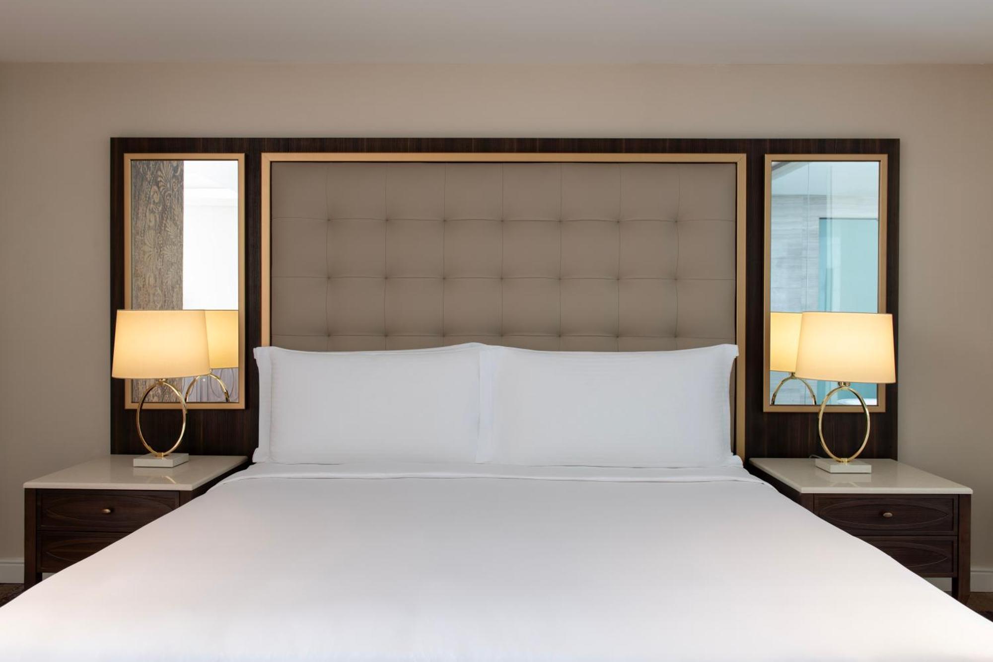 โรงแรมดุสิต โดฮา ภายนอก รูปภาพ A bedroom at the Conrad Dubai