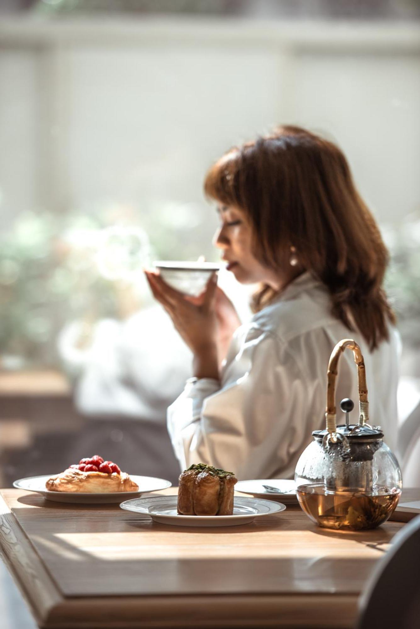 โรงแรมดุสิต โดฮา ภายนอก รูปภาพ A woman drinking tea
