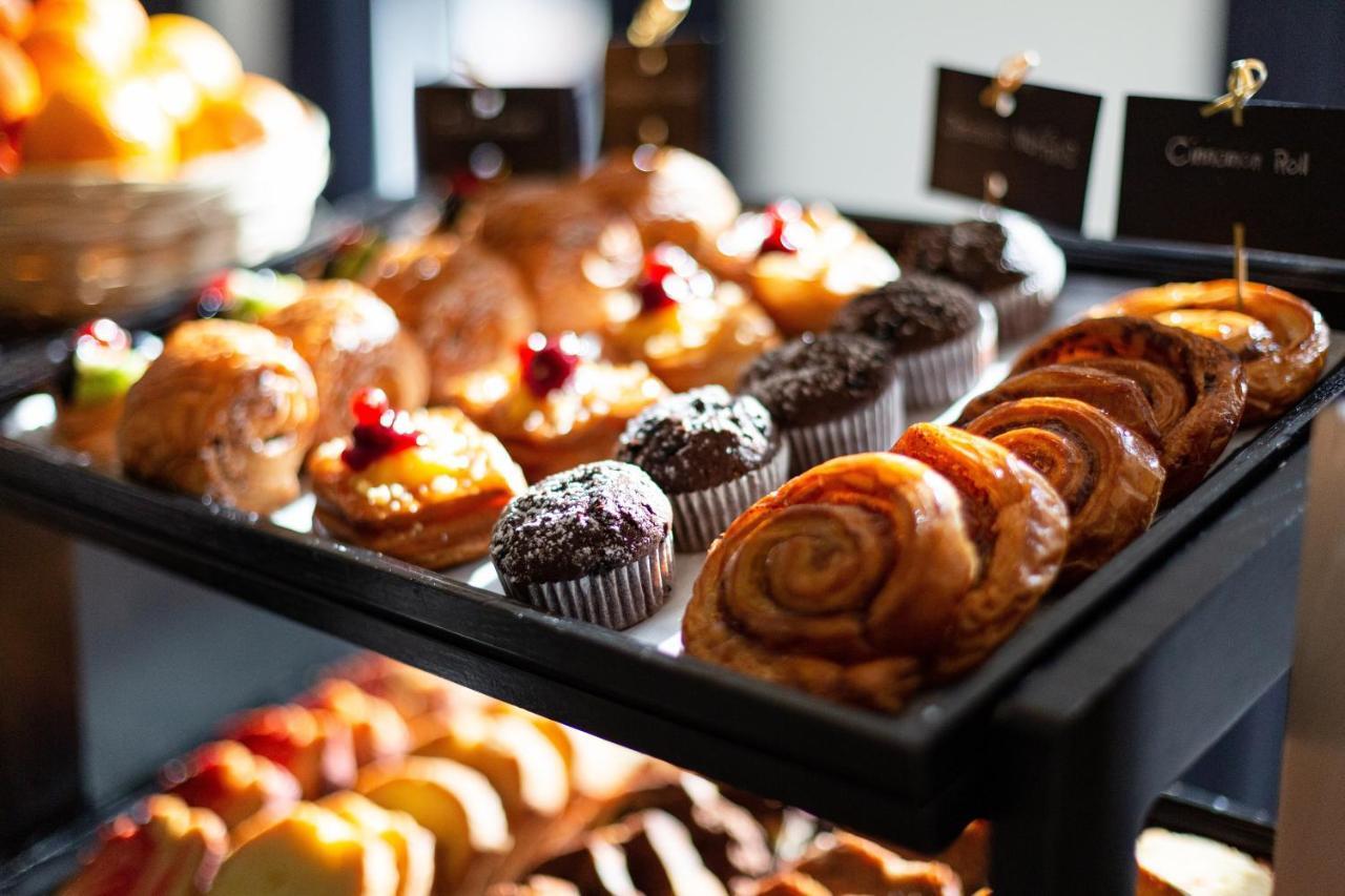 โรงแรมดุสิต โดฮา ภายนอก รูปภาพ A selection of pastries