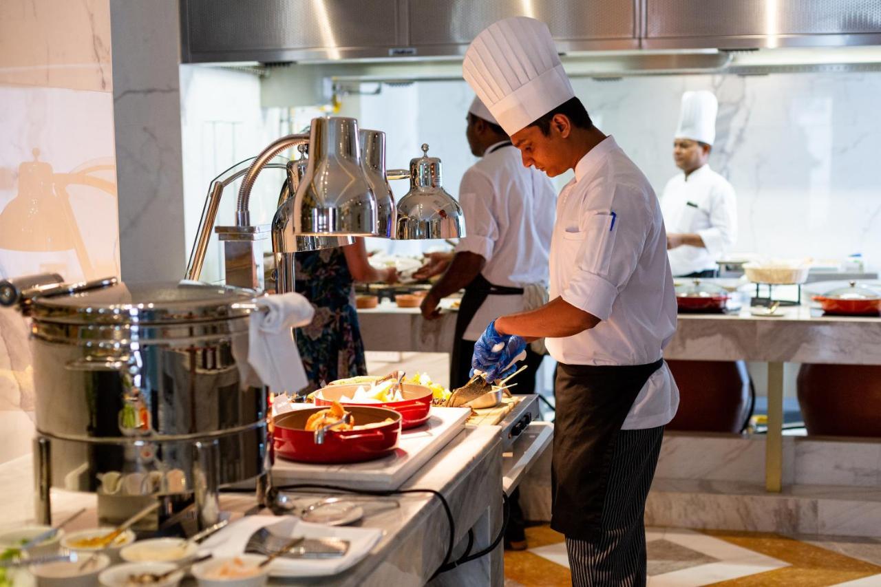 โรงแรมดุสิต โดฮา ภายนอก รูปภาพ A chef at work
